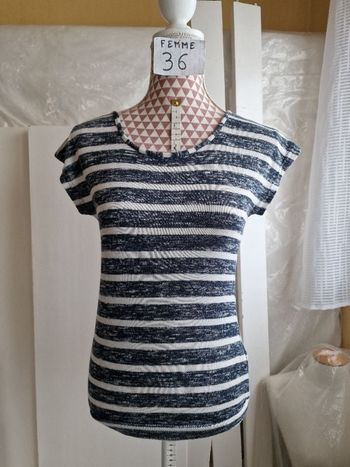 Tee-shirt, à rayures blanches &marine, avec nœud dans le dos, en très bon état, longueur 61cm, en po