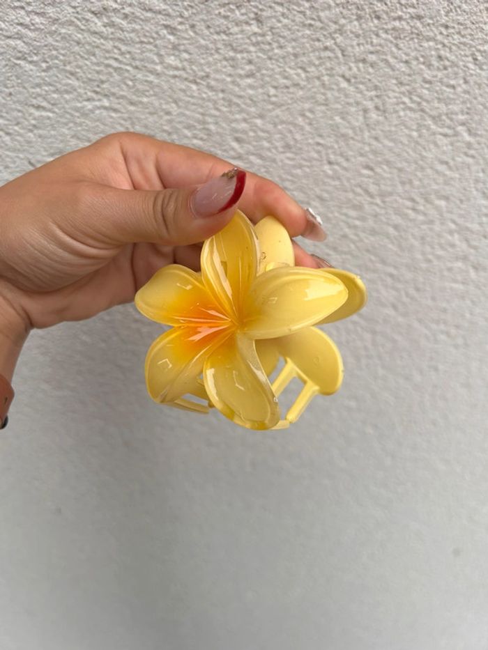 Pince à cheveux jaune pour l’été - photo numéro 2