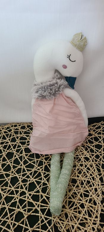 Peluche Sofia cygne CADES robe rose pattes en laine