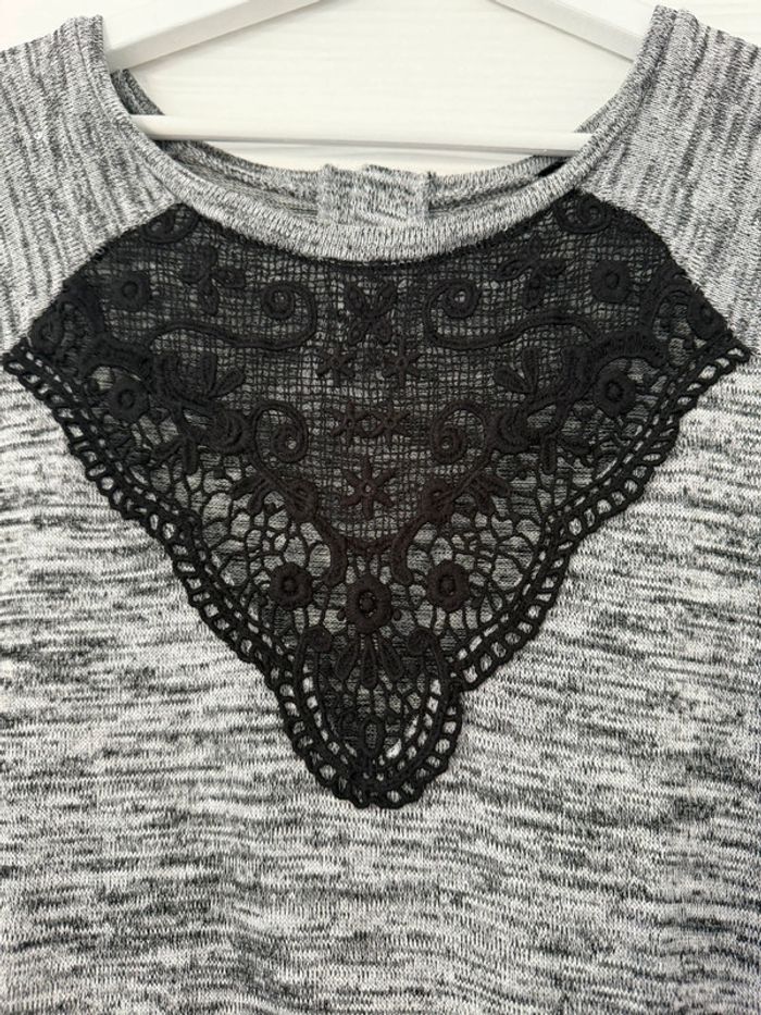 Haut t-shirt pull d'hiver gris moucheté décolleté en dentelle manches 3/4 - photo numéro 3