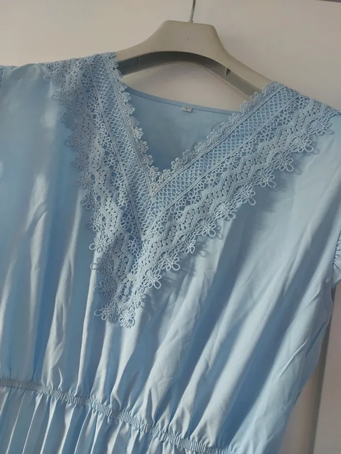 Jolie robe bas plissé taille élastique décolleté crochet - photo numéro 2