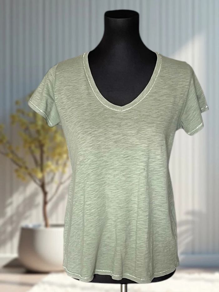 T-shirt kaki col V – ailes en sequins – Bérénice – Taille S - photo numéro 2