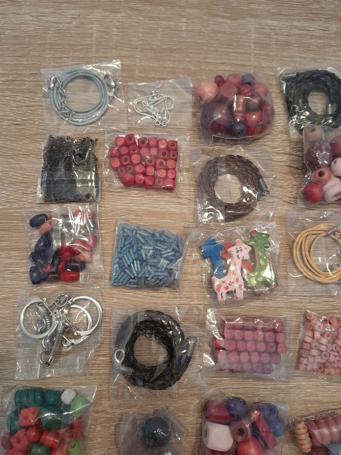 Lot de 40 sachets de perles et accessoires - photo numéro 2