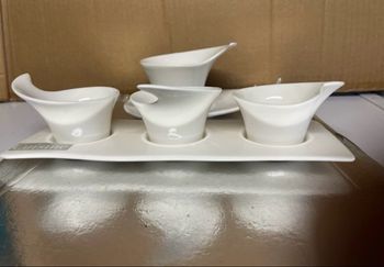 Saucière avec coupelles sur plateau de présentation