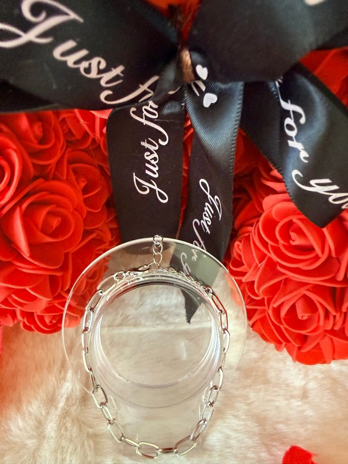 Un superbe bracelet argenté à maillons plats et géométriques, à la fois moderne et raffiné. Idéal pour sublimer vos tenues du quotidien ou vos soirées ✨  🔹 État : Neuf 🔹 Couleur : Argent brillant 🔹 Fermoir : Mousqueton ajustable 🔹 Convient pour : Femme &# - photo numéro 2