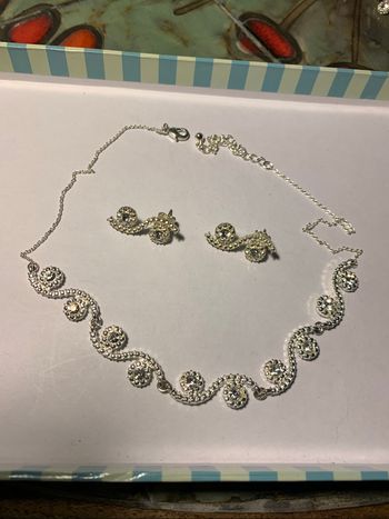 Collier et boucles d’oreilles strass