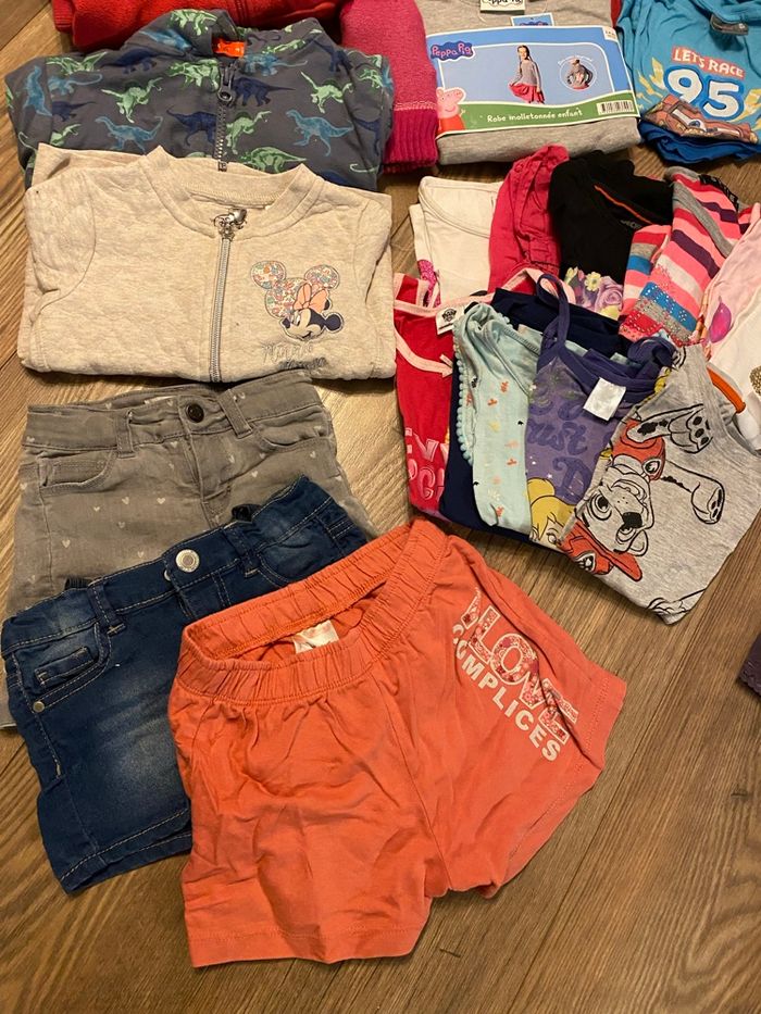 Lot 56 vêtements fille T 4ans - photo numéro 3