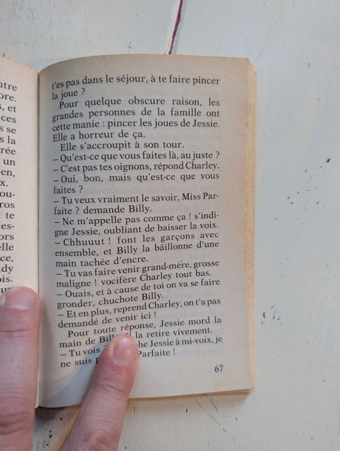 Lot de deux livres de poche : Quatre de trop et Jessie la Parfaite - photo numéro 7