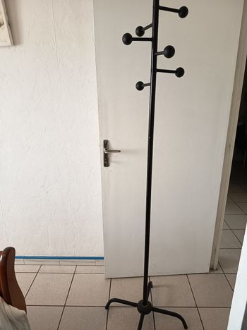 Porte-manteau noir.