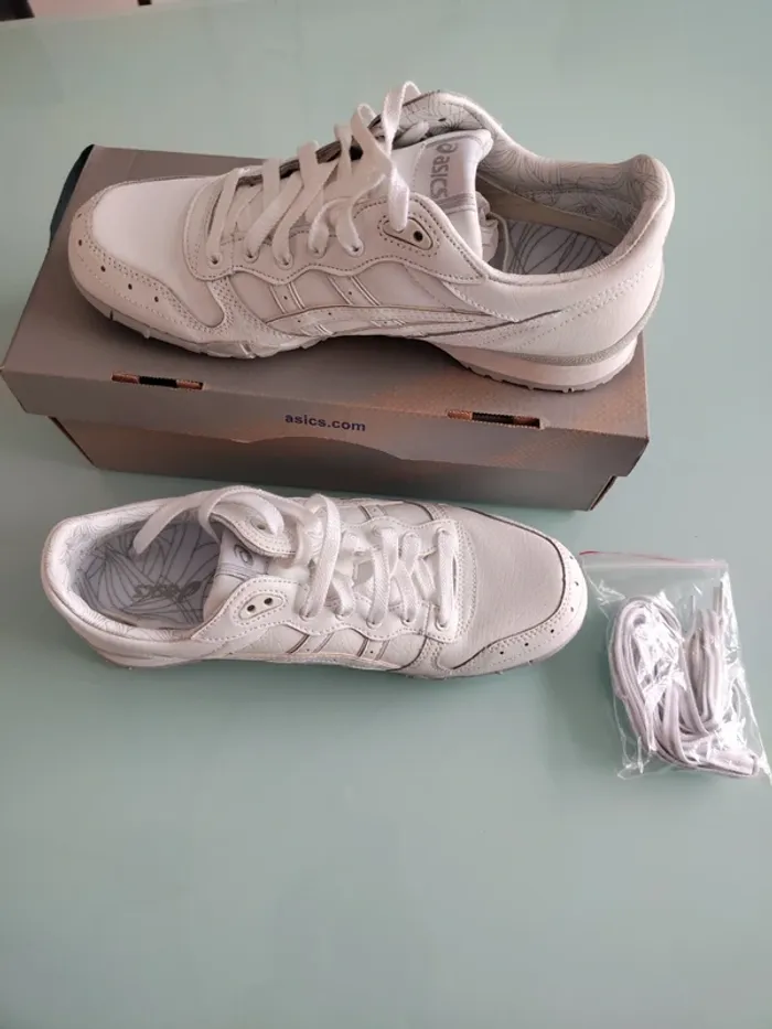 Asics blanche taille 41.5 - photo numéro 2