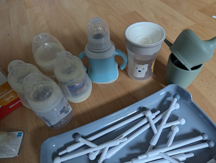 Lot articles puériculture biberons en verres, en plastique, cuillères etc. - photo numéro 4