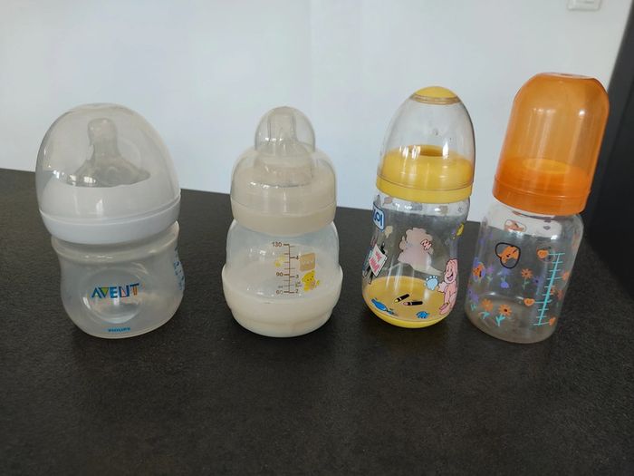 Lot petits biberons en plastique