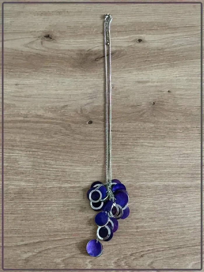 Collier couleur argent et violet