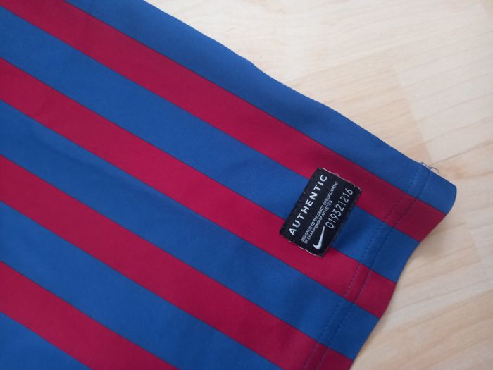 Maillot de foot barcelone Nike taille 6-8 ANS - photo numéro 3