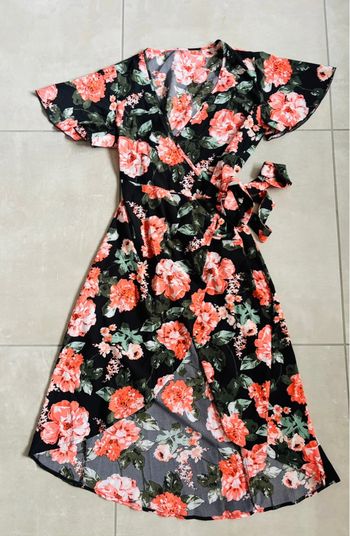 Magnifique robe longue croisée fleurie noire et corail neuve