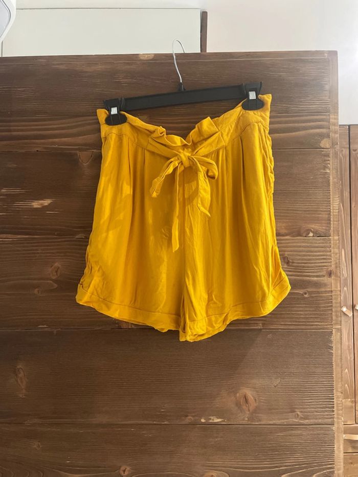 Short fluide jaune moutarde ceinturé