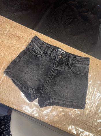 Short fille