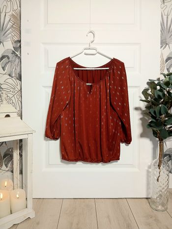 Blouse Carnaby – Taille 40 – Couleur rouge – Motifs dorés – Élégante & fluide