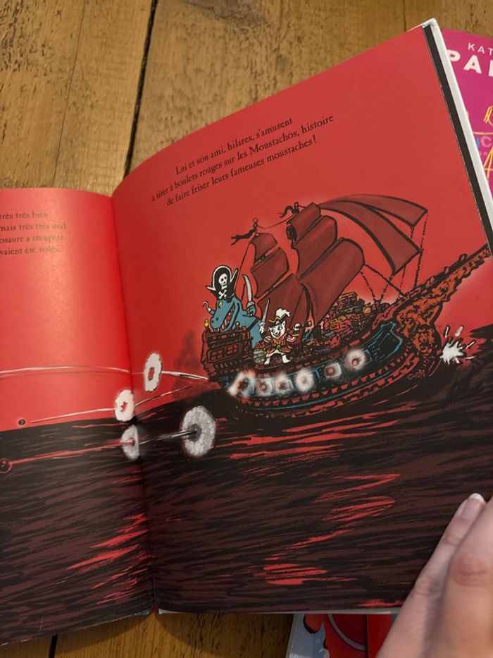 Livre Le pyratosaure et son anniversaire surprise - photo numéro 3