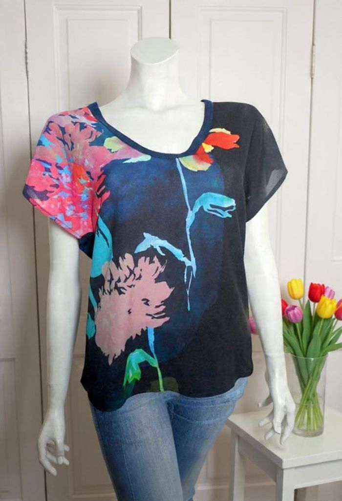 tee shirt bleu marine à fleurs marque Zara taille 38 état neuf