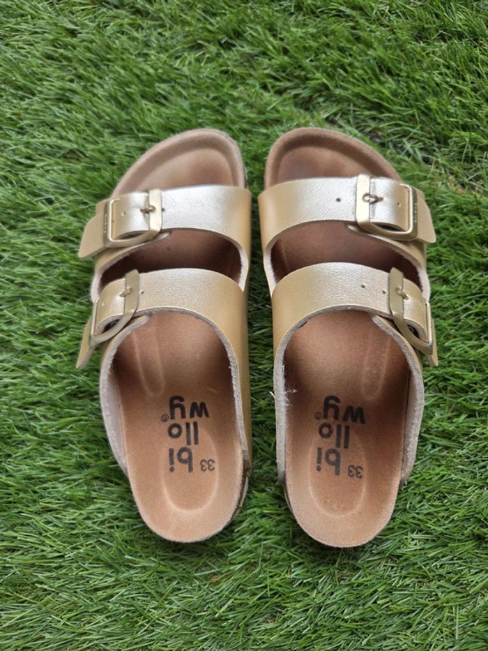 Mules / Sandales Billowy dorée fille.
Taille 33 - photo numéro 2