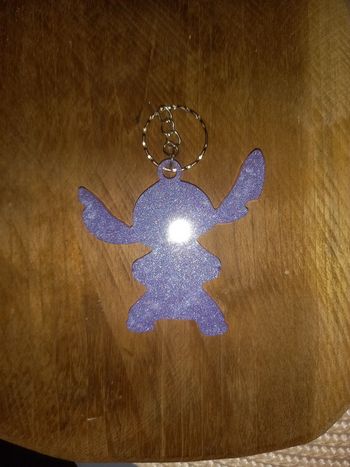 Porte clé stitch lilas résine epoxy