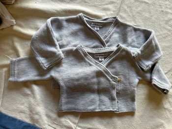 Lot 2 gilets/brassieres