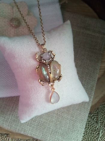 Collier scarabée quartz rose et pierre de lune