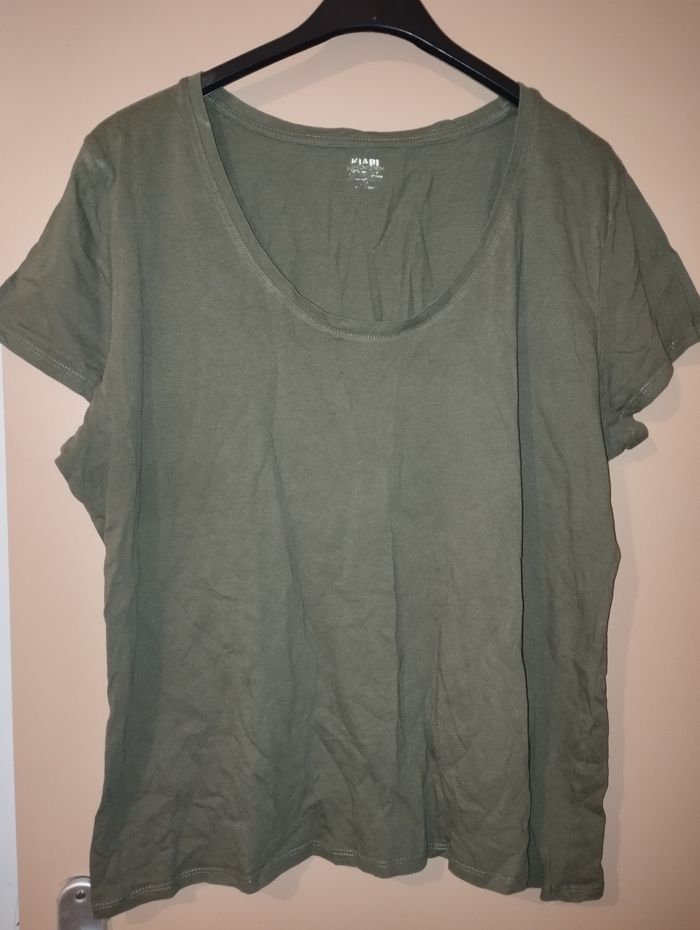 Lot de deux tee-shirts un vert kaki et un noir identique - photo numéro 2