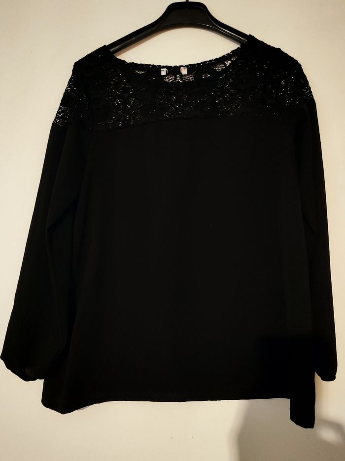 Blouse noire avec dentelle - photo numéro 2