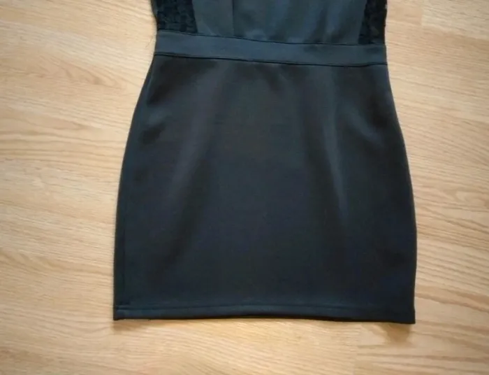 Robe courte. Noire. Femme . B&K style.
Taille M - photo numéro 4