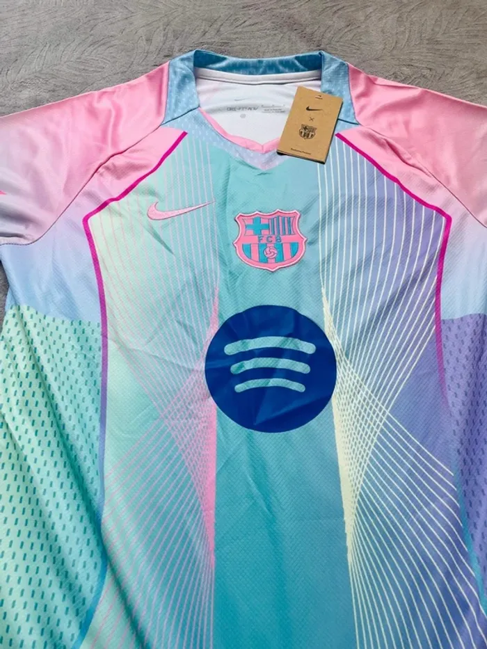 Maillot concept foot Barça bleu rose taille M - photo numéro 4