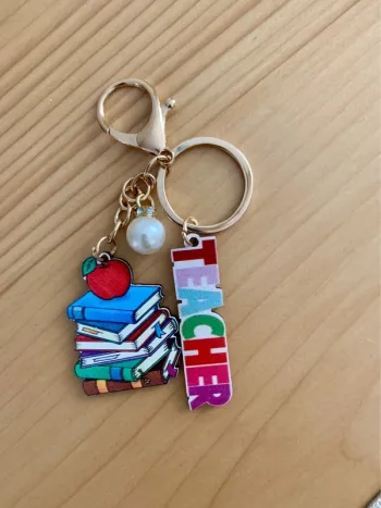 Porte-clé maîtresse pile de livres + pomme – Cadeau neuf fin d’année