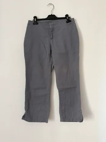 Pantacourt gris en bon état taille 36 army dept