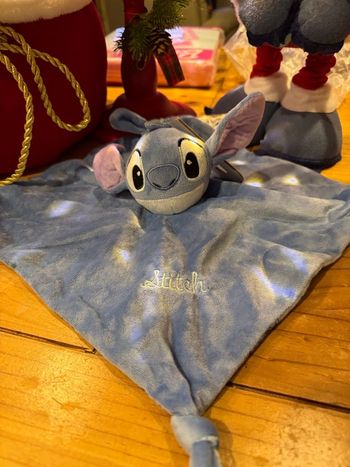 Lot doudou et hochet Stitch Disney neuf