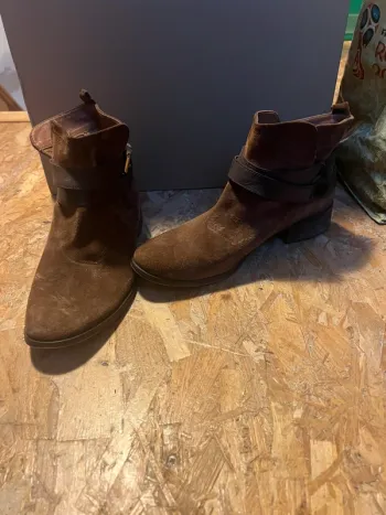 Chaussure marron aspect velour ou daim avec sangle