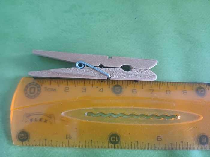 Lot épingles à linge en bois, plastique + panier - photo numéro 2