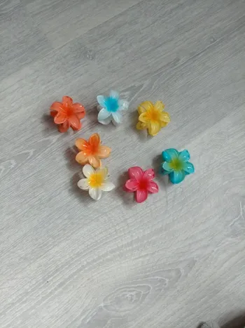 Barrettes à fleurs.
