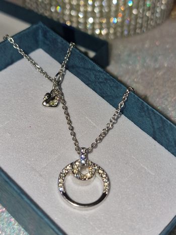Joli collier Swarovski logo et poinçon