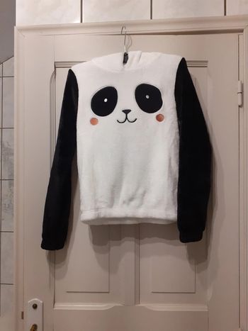 Haut de pyjama  avec capuche. Oreilles brillantes