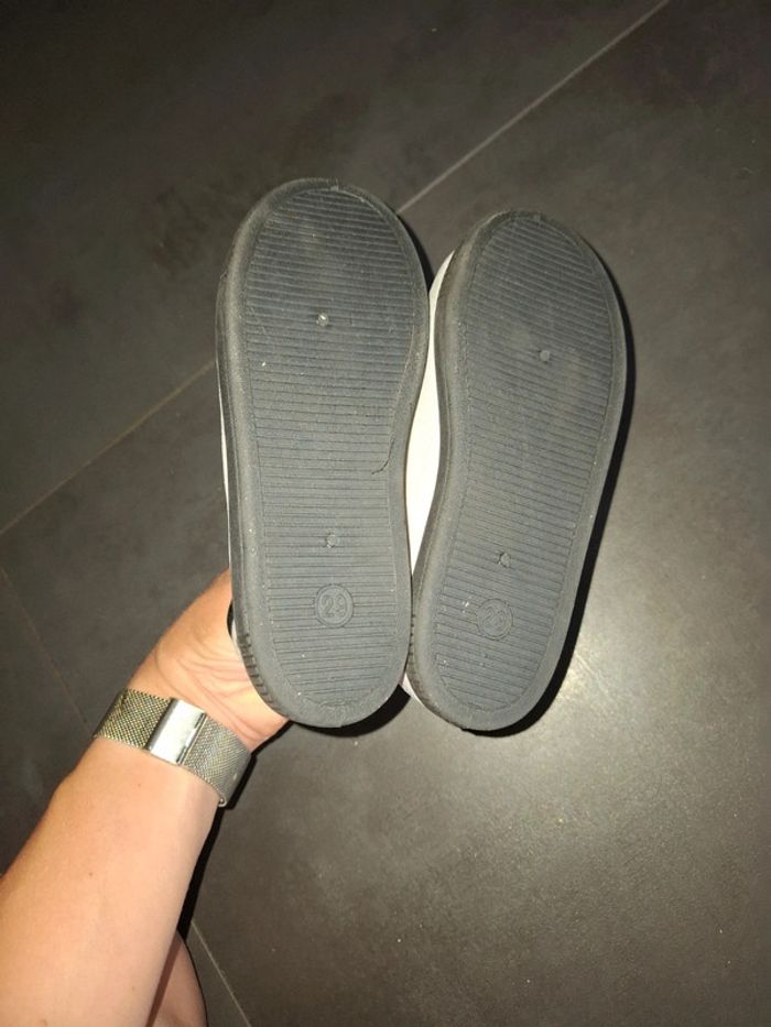 Chaussons neufs les Minions 29 - photo numéro 5