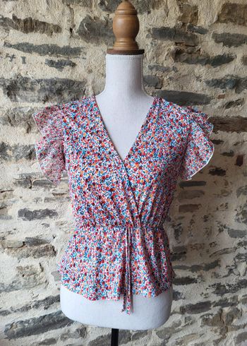 Blouse fleurie manches courtes rouge orange sur fond blanc Gémo Taille S ou 36