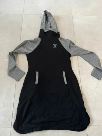 Robe à capuche, taille M, très bon état