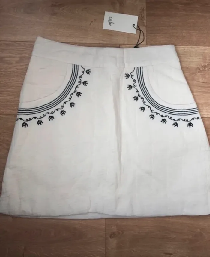 Jupe beige avec motifs