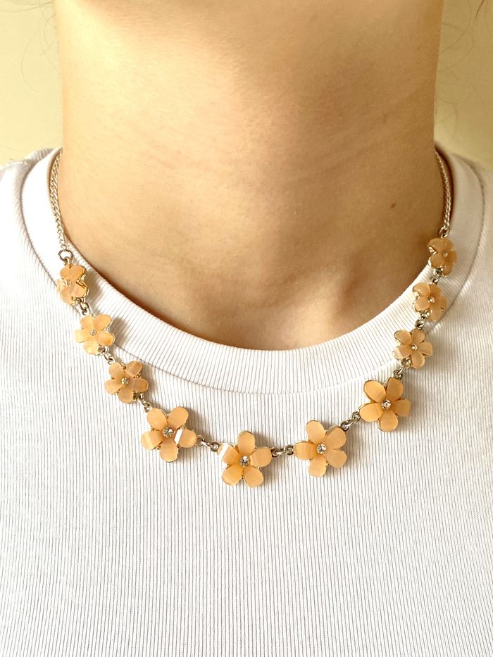Collier fleur pierre saumon