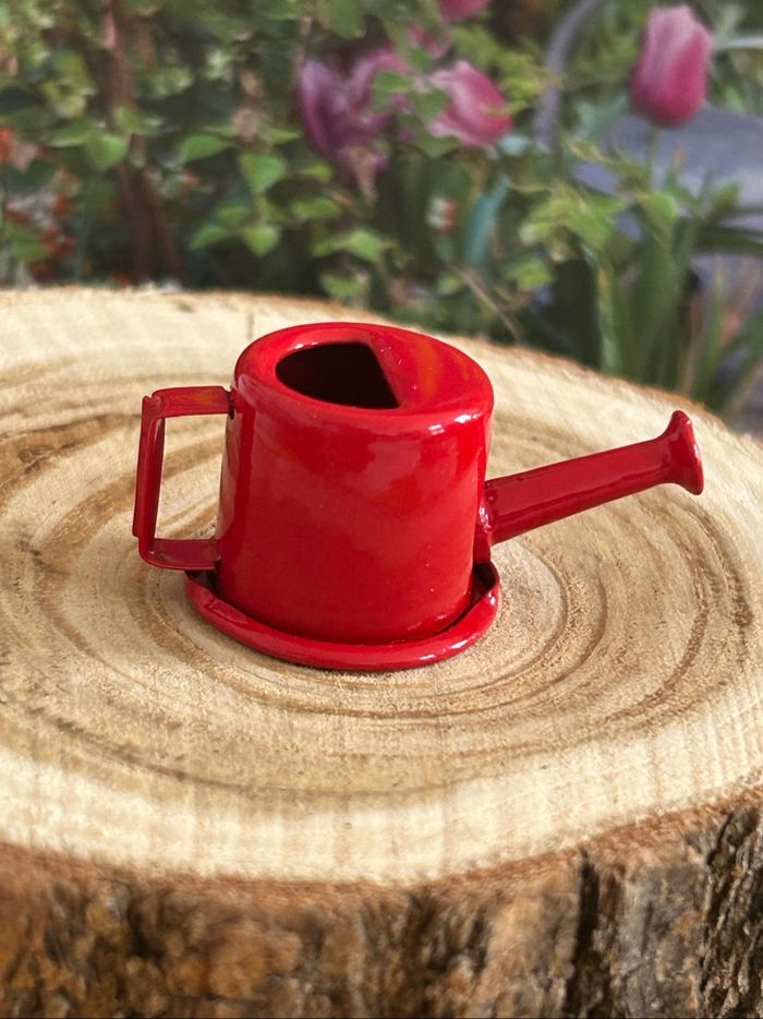 Arrosoir métal rouge pour maison de poupée - photo numéro 2
