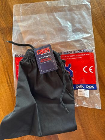 Short rugby taille S noir enfant