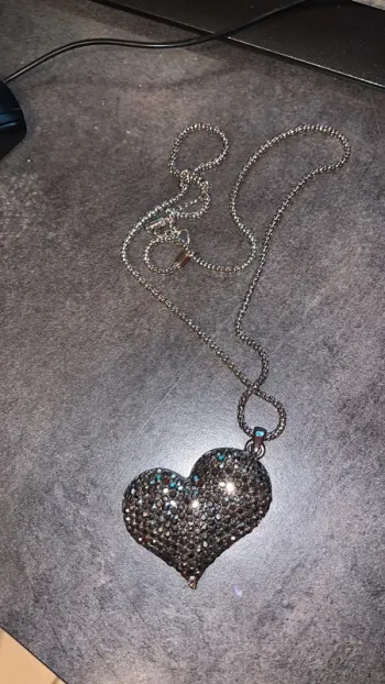 Magnifique collier coeur strass en acier