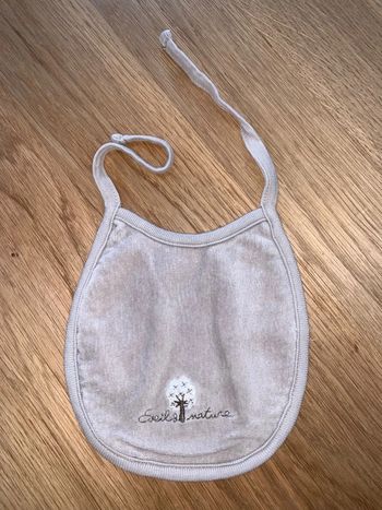 Bavoir bébé Tao tape à l’œil Marron  Visuel marron brodé : éveil nature + arbre