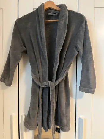 Peignoir gris avec ceinture